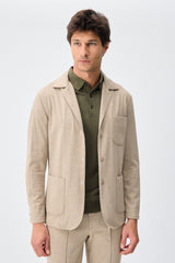 Blazer masculino bege em malha macia, estilo casual elegante.