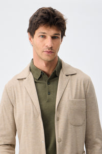 Blazer masculino bege em malha macia, estilo casual elegante.
