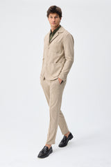 Blazer masculino bege em malha macia, estilo casual elegante.