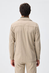 Blazer masculino bege em malha macia, estilo casual elegante.