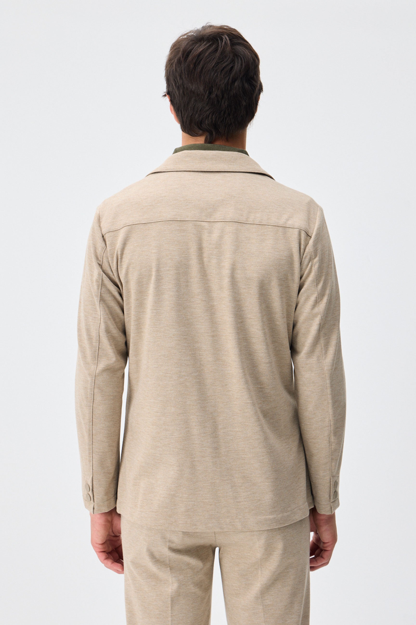 Blazer masculino bege em malha macia, estilo casual elegante.