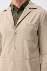 Blazer masculino bege em malha macia, estilo casual elegante.