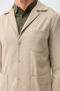 Blazer masculino bege em malha macia, estilo casual elegante.