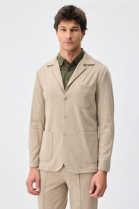 Blazer masculino bege em malha macia, estilo casual elegante.