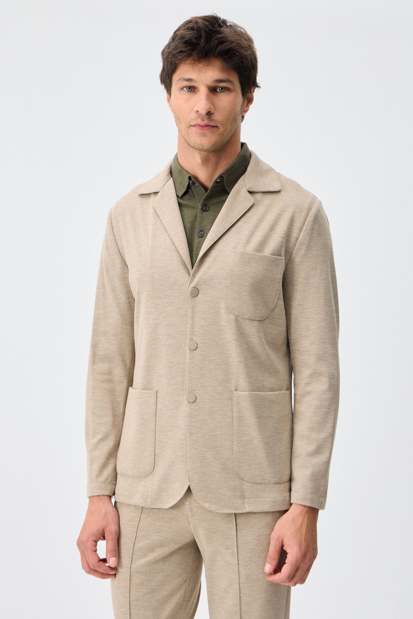 Blazer masculino bege em malha macia, estilo casual elegante.