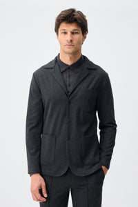 Blazer masculino cinza-escuro em malha macia, estilo casual elegante.