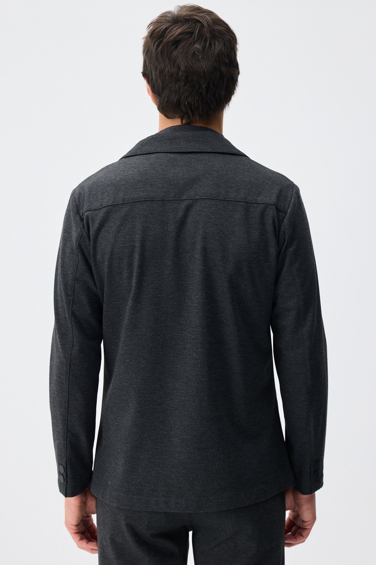 Blazer masculino cinza-escuro em malha macia, estilo casual elegante.
