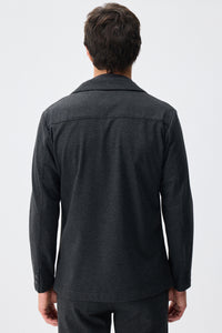 Blazer masculino cinza-escuro em malha macia, estilo casual elegante.