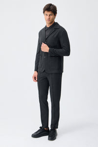 Blazer masculino cinza-escuro em malha macia, estilo casual elegante.