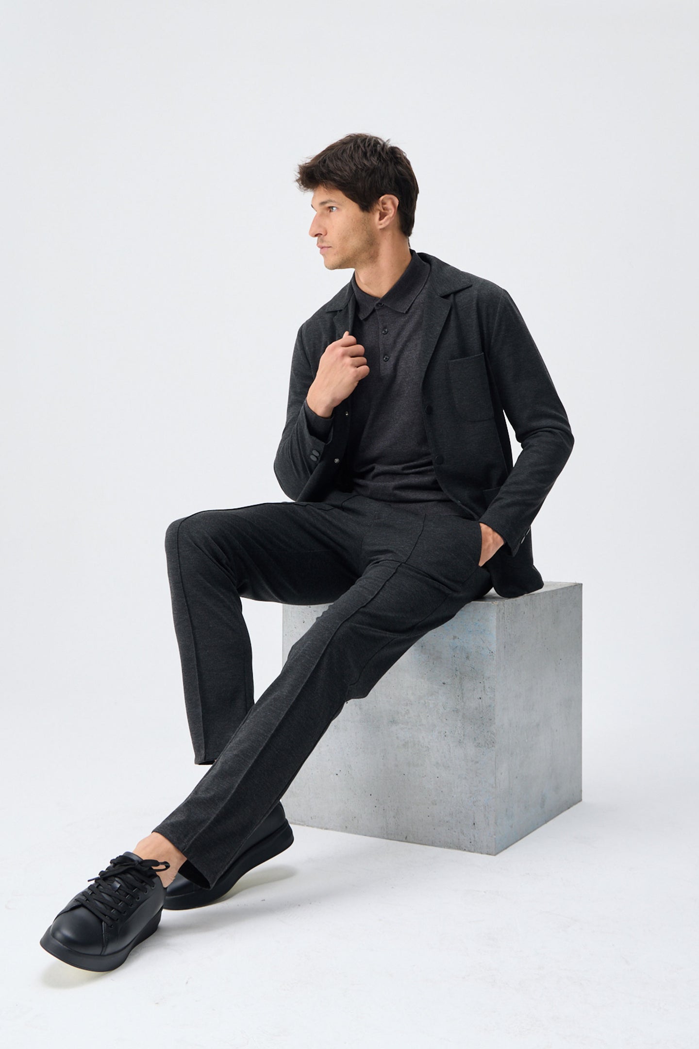 Conjunto de blazer e calça social masculino em malha macia cinza-carvão