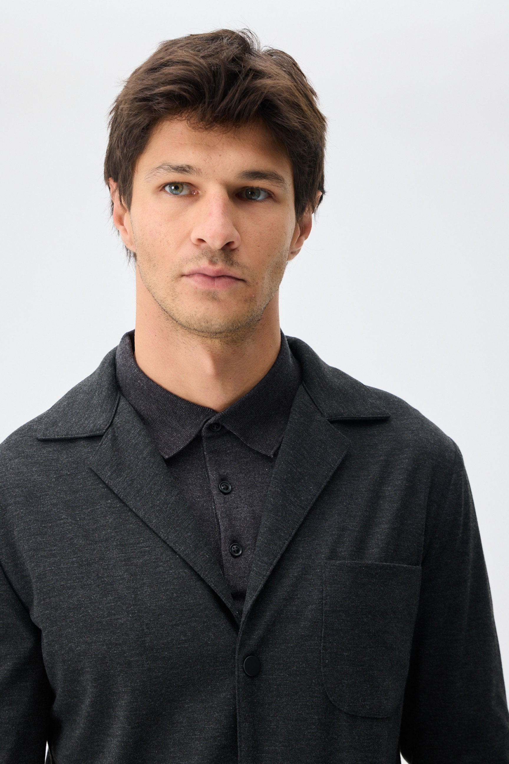 Conjunto de blazer e calça social masculino em malha macia cinza-carvão