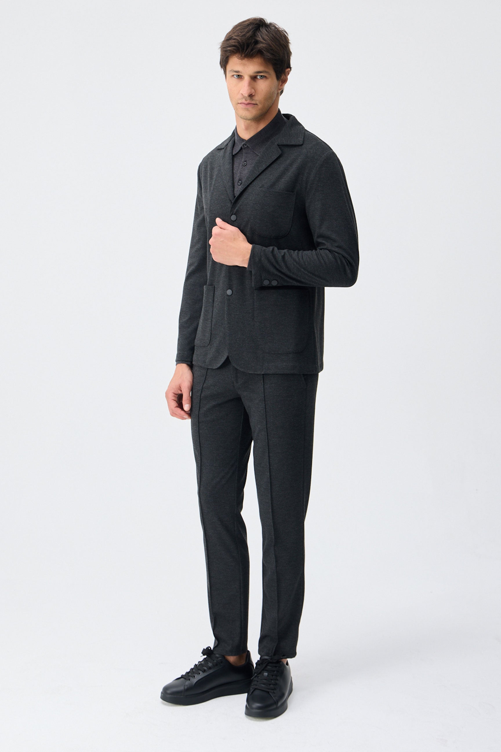 Conjunto de blazer e calça social masculino em malha macia cinza-carvão