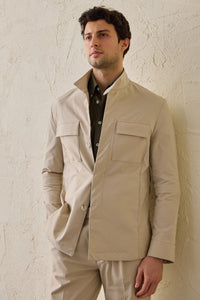 Terno masculino bege casual elegante de duas peças estilo safari com gola alta e tecido elástico.