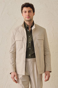Terno masculino bege casual elegante de duas peças estilo safari com gola alta e tecido elástico.