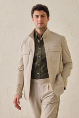 Terno masculino bege casual elegante de duas peças estilo safari com gola alta e tecido elástico.