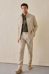 Terno masculino bege casual elegante de duas peças estilo safari com gola alta e tecido elástico.