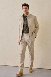 Terno masculino bege casual elegante de duas peças estilo safari com gola alta e tecido elástico.