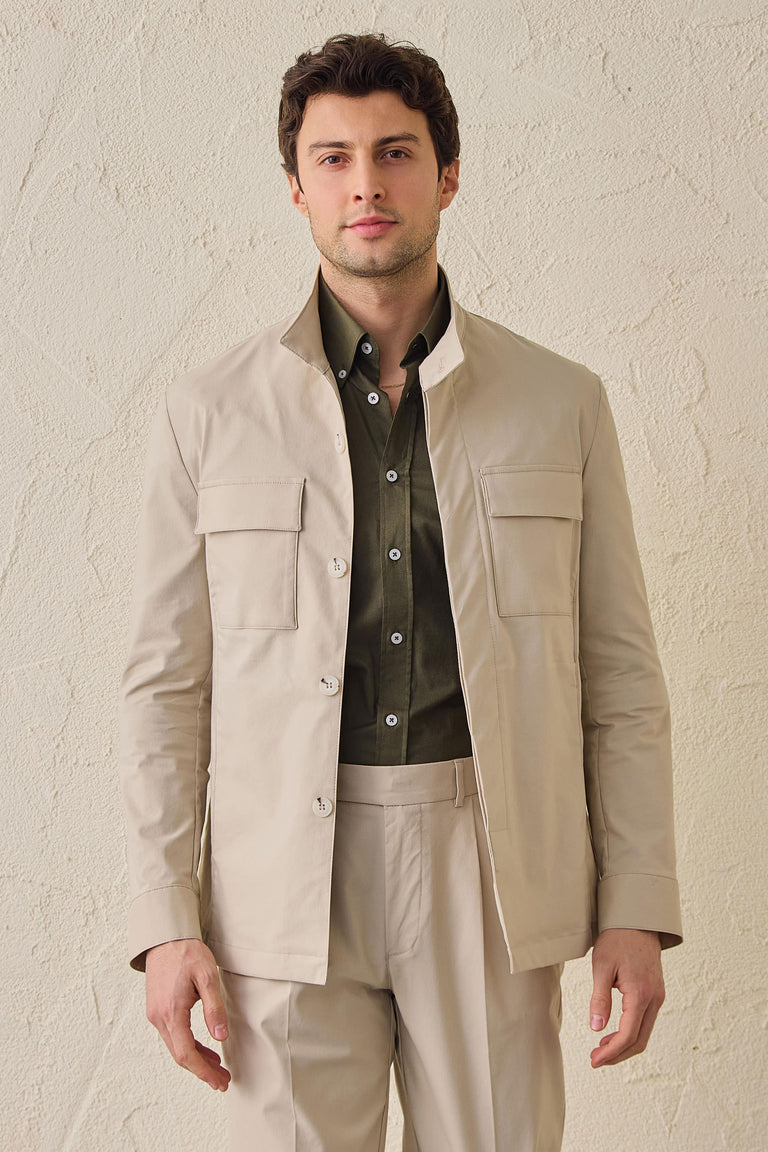 Jaqueta utilitária masculina bege, leve, em mistura de algodão, elegante e casual.