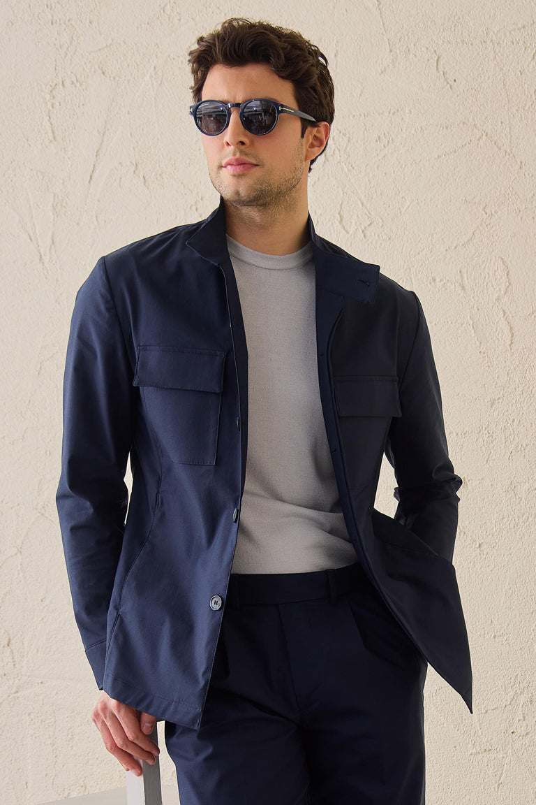 Jaqueta utilitária masculina azul-marinho, leve, em mistura de algodão, elegante e casual.