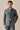 Jaqueta utilitária masculina verde sálvia, leve e elegante para uso casual.