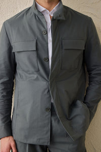 Terno masculino verde sálvia, estilo safari, elegante e casual, duas peças, gola alta, tecido elástico.