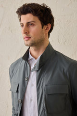 Terno masculino verde sálvia, estilo safari, elegante e casual, duas peças, gola alta, tecido elástico.