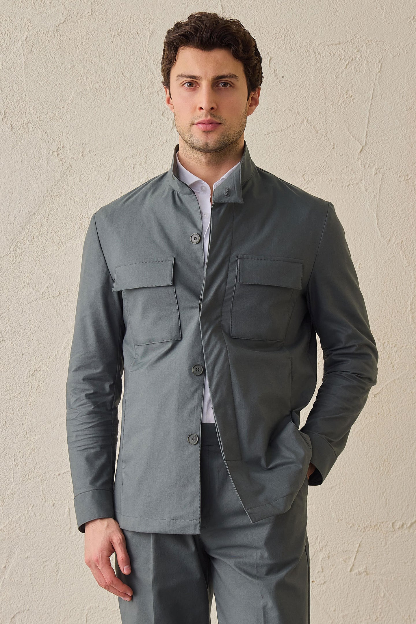Terno masculino verde sálvia, estilo safari, elegante e casual, duas peças, gola alta, tecido elástico.