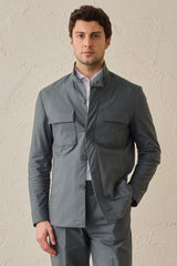 Terno masculino verde sálvia, estilo safari, elegante e casual, duas peças, gola alta, tecido elástico.