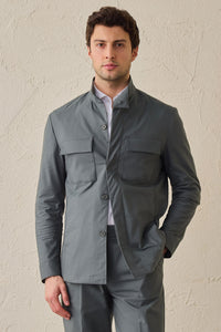 Terno masculino verde sálvia, estilo safari, elegante e casual, duas peças, gola alta, tecido elástico.