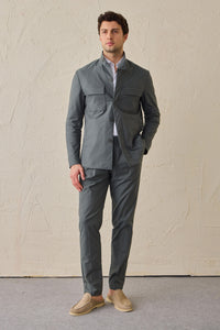 Terno masculino verde sálvia, estilo safari, elegante e casual, duas peças, gola alta, tecido elástico.