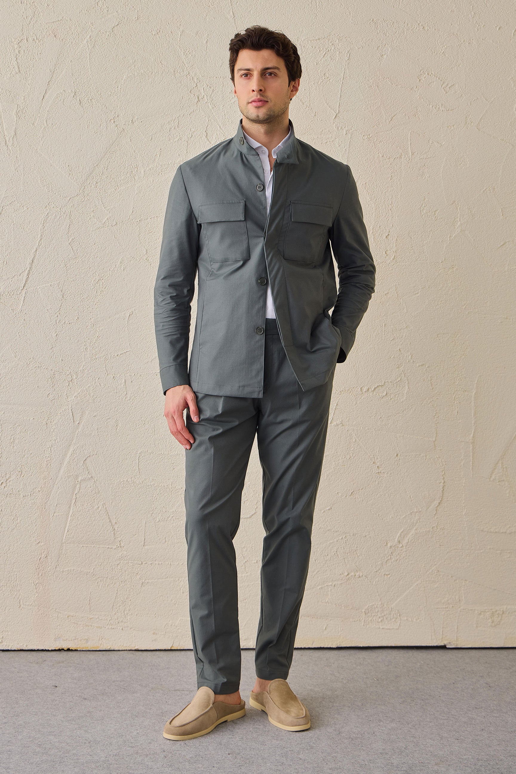 Terno masculino verde sálvia, estilo safari, elegante e casual, duas peças, gola alta, tecido elástico.