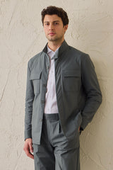 Terno masculino verde sálvia, estilo safari, elegante e casual, duas peças, gola alta, tecido elástico.