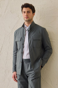 Terno masculino verde sálvia, estilo safari, elegante e casual, duas peças, gola alta, tecido elástico.