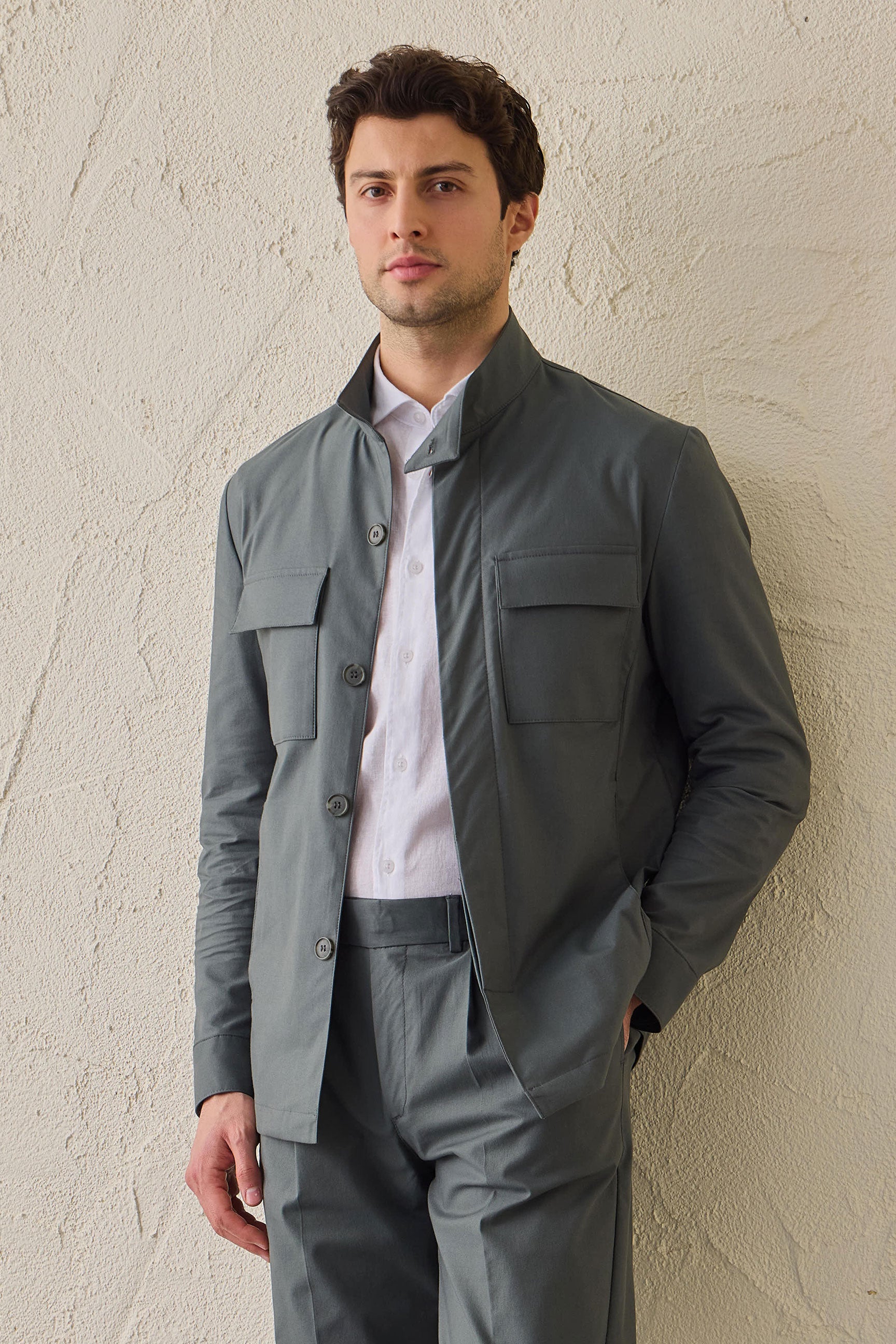 Terno masculino verde sálvia, estilo safari, elegante e casual, duas peças, gola alta, tecido elástico.