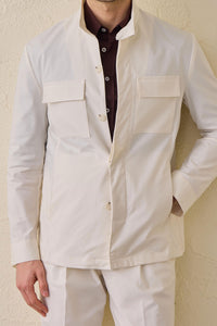 Terno masculino branco de duas peças, estilo safari, com gola alta e tecido elástico.