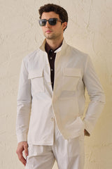 Terno masculino branco de duas peças, estilo safari, com gola alta e tecido elástico.