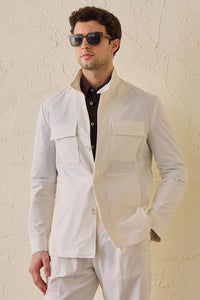 Terno masculino branco de duas peças, estilo safari, com gola alta e tecido elástico.