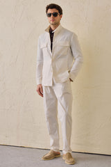 Terno masculino branco de duas peças, estilo safari, com gola alta e tecido elástico.