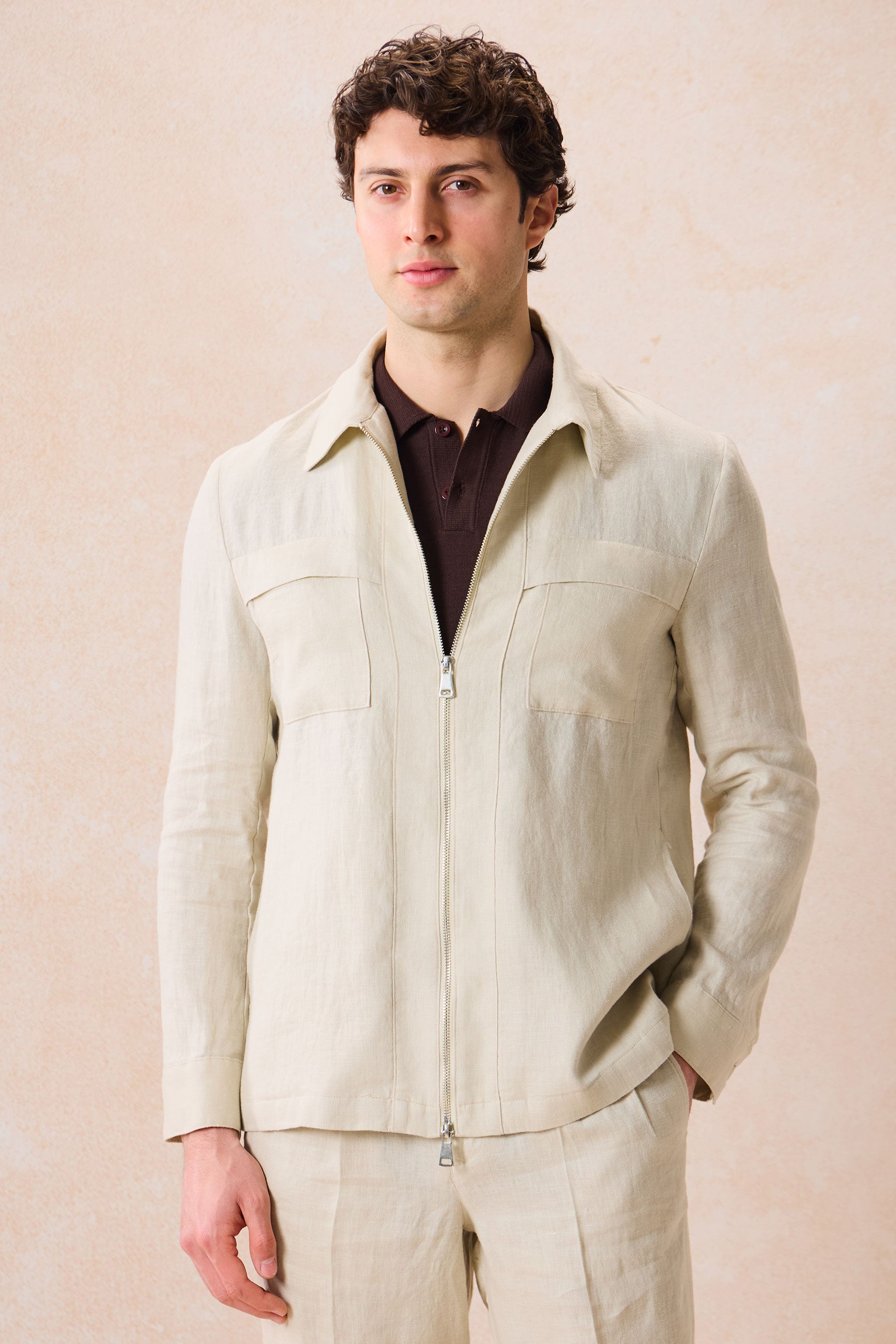 Terno masculino bege de linho, estilo safari, elegante e casual, com zíper frontal, ideal para o verão.