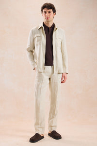 Camisa masculina bege de linho com zíper, modelo sobretudo leve para o verão.