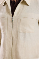 Camisa masculina bege de linho com zíper, modelo sobretudo leve para o verão.