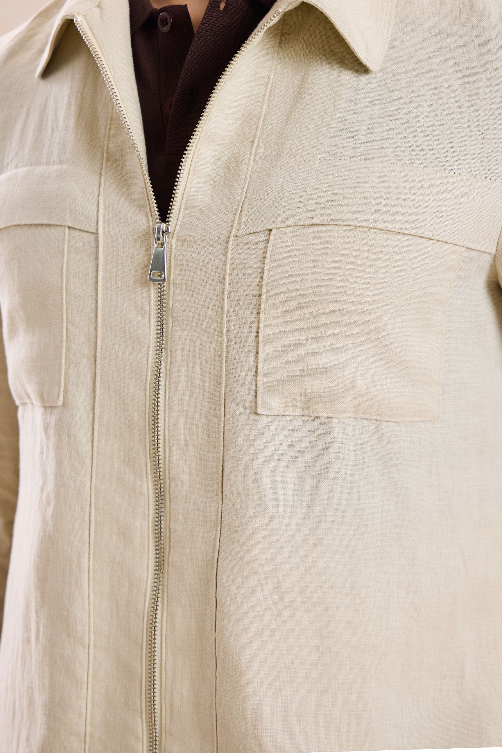 Terno masculino bege de linho, estilo safari, elegante e casual, com zíper frontal, ideal para o verão.