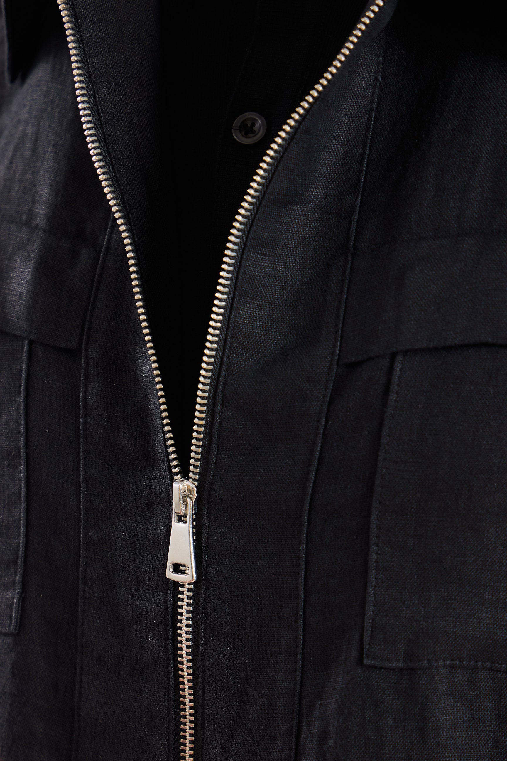 Camisa masculina preta de linho com zíper, leve e ideal para o verão.