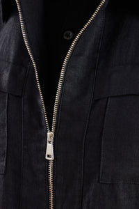Terno masculino preto de linho, estilo safari, elegante e casual, com zíper frontal, ideal para o verão.