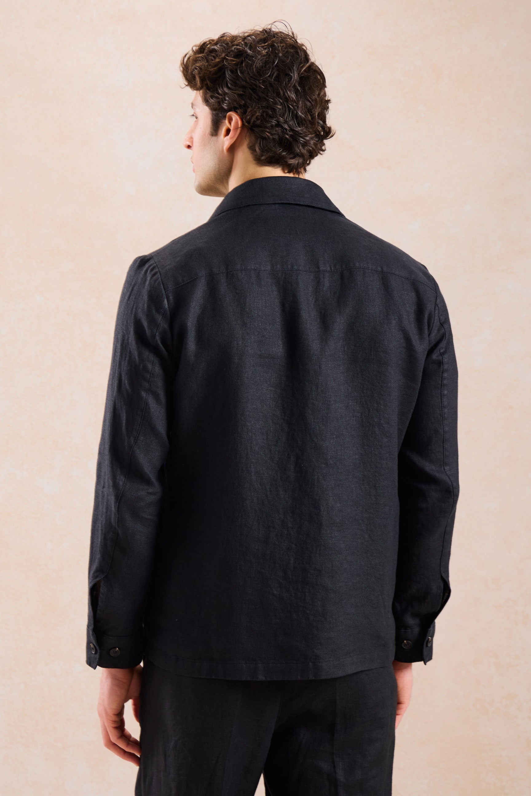 Terno masculino preto de linho, estilo safari, elegante e casual, com zíper frontal, ideal para o verão.