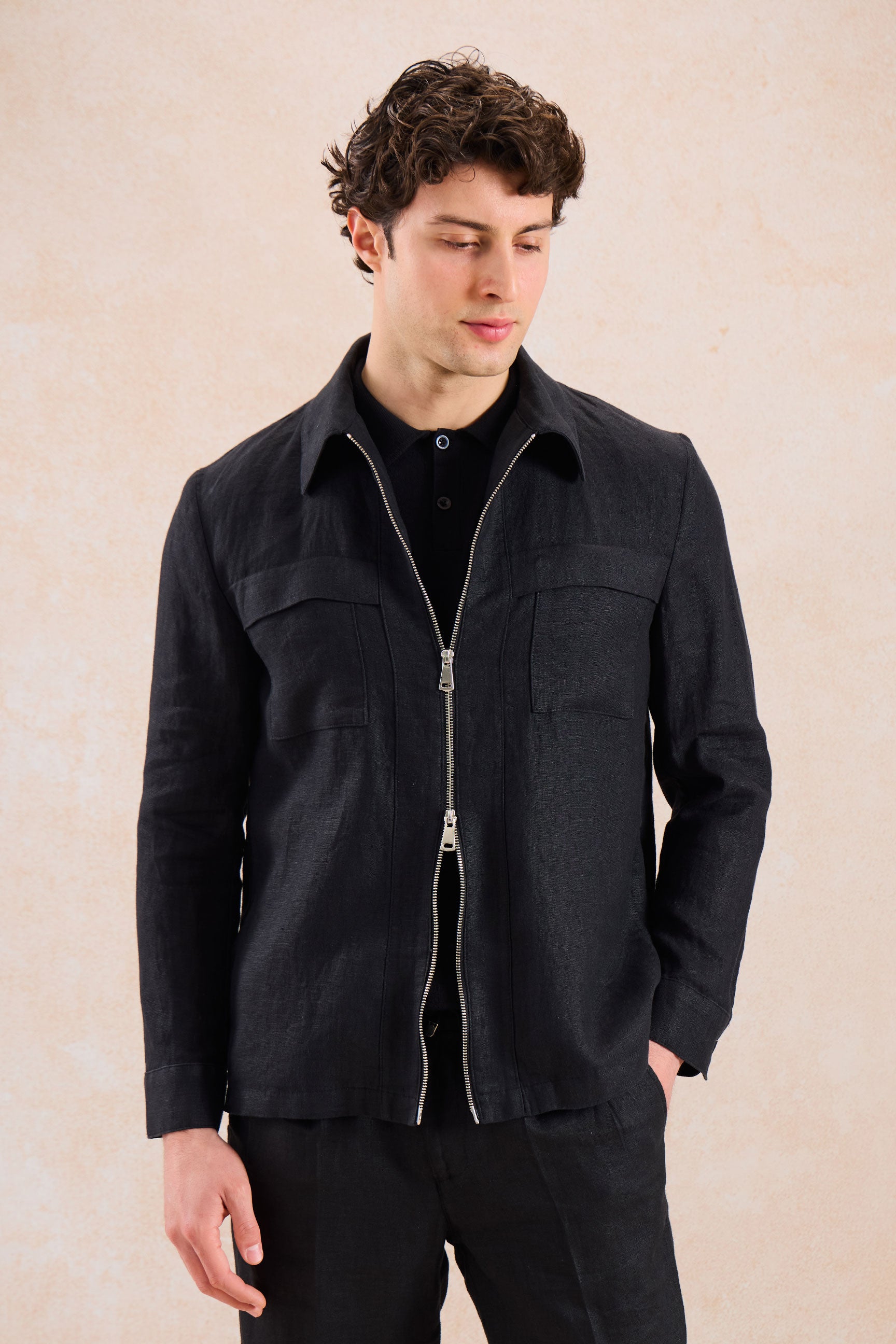 Terno masculino preto de linho, estilo safari, elegante e casual, com zíper frontal, ideal para o verão.