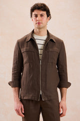Terno masculino marrom de linho, estilo safari, elegante e casual, com zíper frontal, ideal para o verão.