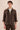 Terno masculino marrom de linho, estilo safari, elegante e casual, com zíper frontal, ideal para o verão.