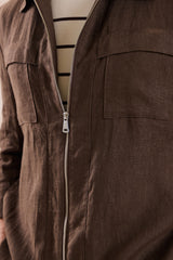 Terno masculino marrom de linho, estilo safari, elegante e casual, com zíper frontal, ideal para o verão.