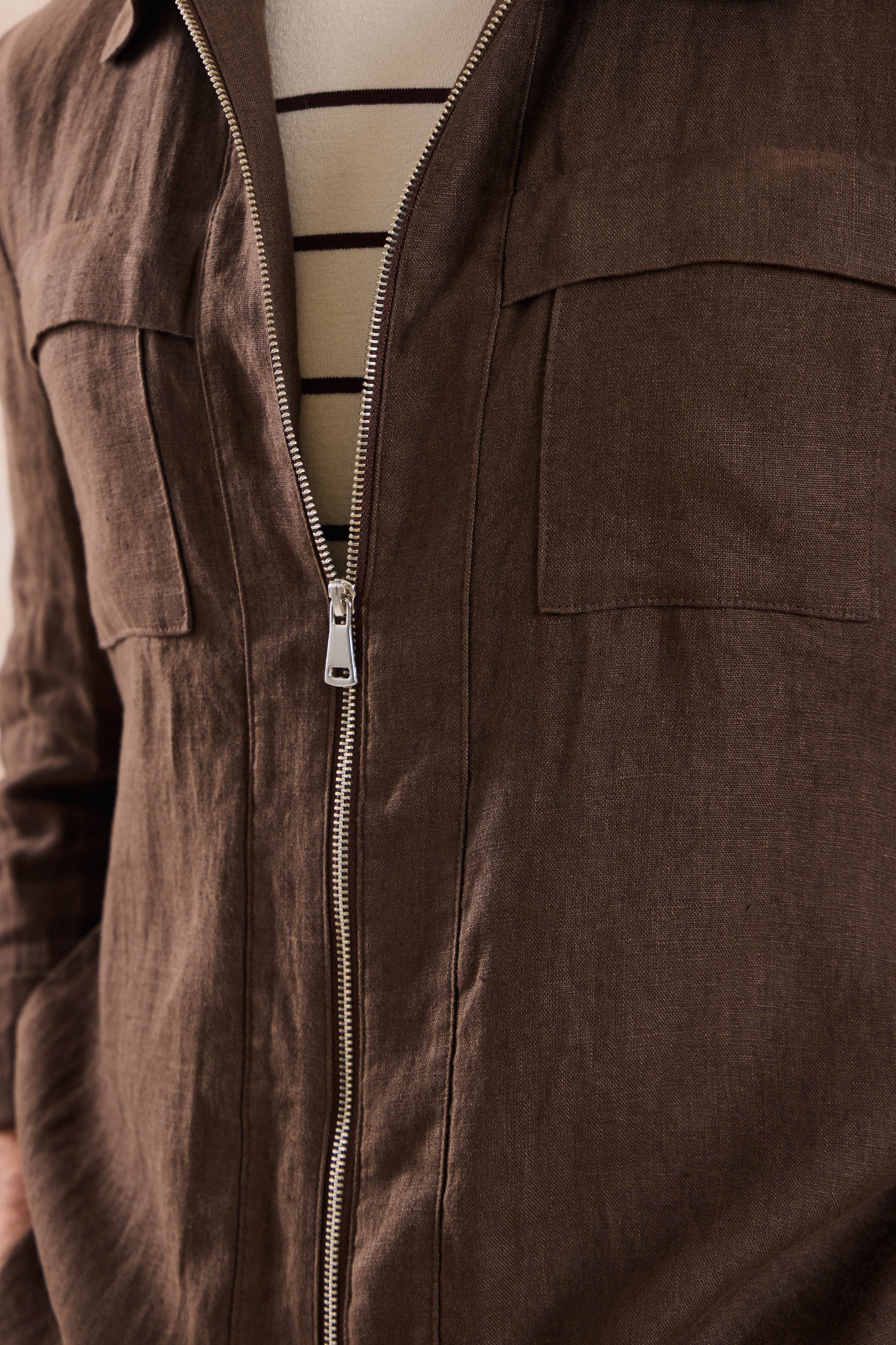 Terno masculino marrom de linho, estilo safari, elegante e casual, com zíper frontal, ideal para o verão.